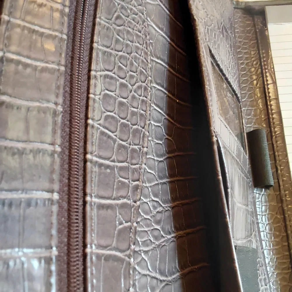 🌺 Near New Brown Leather (Croc) Attaché /Portfolio